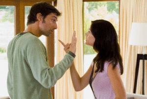 علامات العلاقة السامة في العلاقات العاطفية